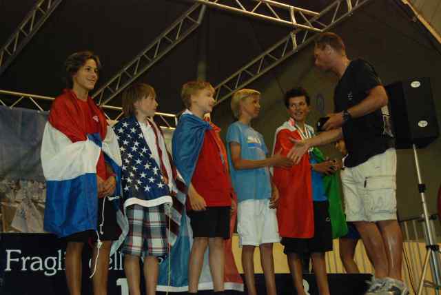Erik gets his prize from Robert Scheidt, five time Brasilian Olympic medalist.